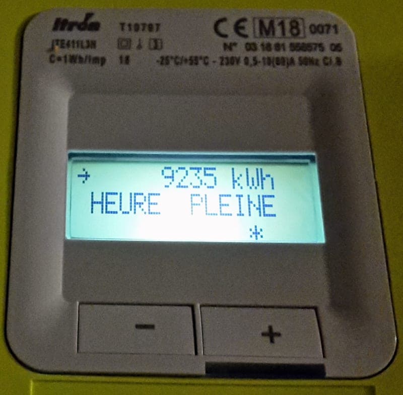 L'écran d'un compteur Linky affichant un index de 9235 kWh en heure pleine.